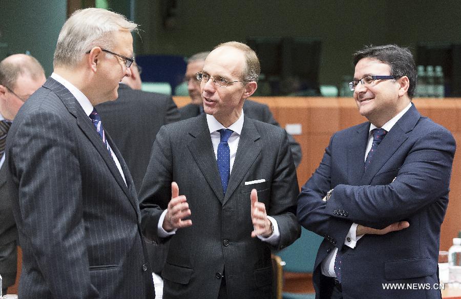 Luxembourg’s Finance Minister Luc Frieden (C) talks with EU Commissioner for Economic and Monetary affairs Olli Rehn (L) and Maltese Finance Minister Tonio Fenech during a Eurogroup finance ministers meeting at EU's headquarters on December 3, 2012, in Brussels, capital of Belgium.(Xinhua/Thierry Monasse)