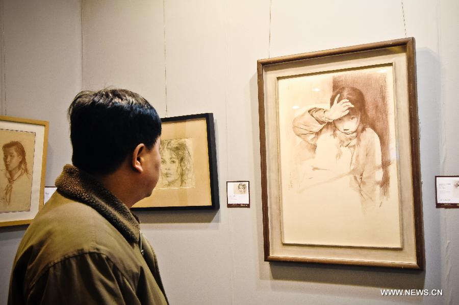 A man looks at a painting displayed during the preview of Beijing Council 2012 Autumn Auction held in Beijing International Hotel Convention Center in Beijing, capital of China, Dec. 3, 2012. The preview, which kicked off on Sunday, showcased over 2500 artworks of different varieties such as paintings, chinaware and sculptures. The auction will last from Dec. 5 to Dec. 7. (Xinhua/Zhang Cheng) 