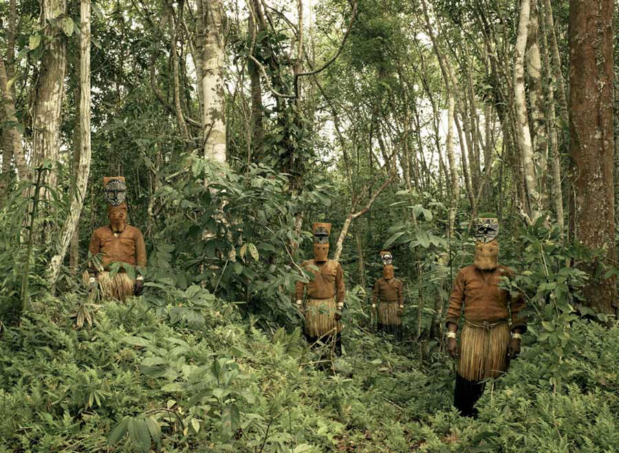 “Forest guardians”: The American Indians guard the jungle in traditional costumes in the Amazon Forest, Columbia.(Photo/Xinhua)