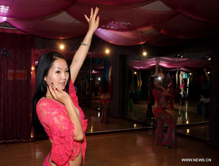 A trainee performs belly dance in Taiyuan, capital of north China's Shanxi Province, Dec. 3, 2012. Belly dance became more and more popular among China's young people as a means of physical exercises. (Xinhua/Yan Yan)
