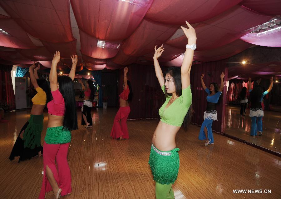 Girls practise belly dance at a fitness center in Taiyuan, capital of north China's Shanxi Province, Dec. 3, 2012. Belly dance became more and more popular among China's young people as a means of physical exercises. (Xinhua/Yan Yan) 