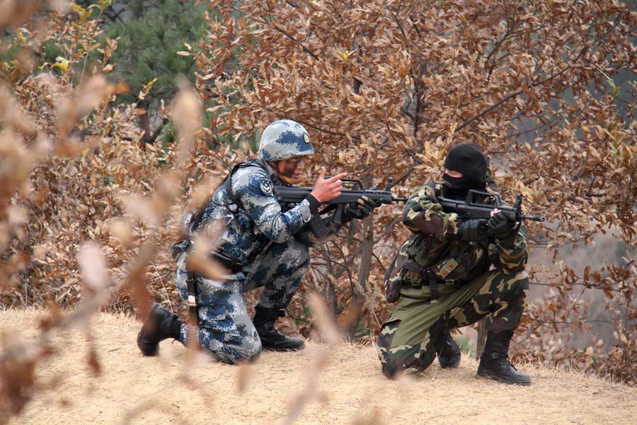 Chinese and Belarusian airborne troops conduct a joint anti-terrorism drill successfully in a comprehensive training base in Central China's Hubei province from December 4 to 5, 2012. (Xinhua/Wang Jingguo)