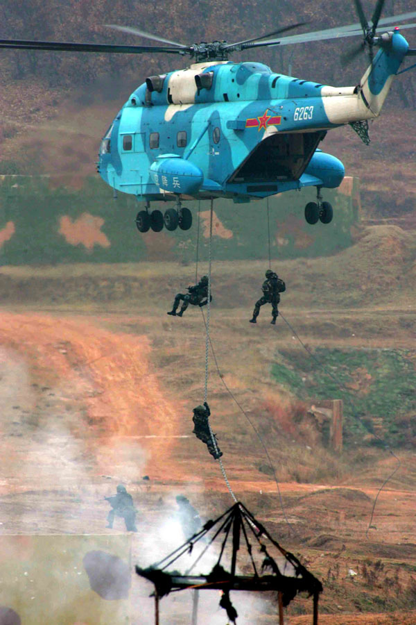 Chinese and Belarusian airborne troops conduct a joint anti-terrorism drill successfully in a comprehensive training base in Central China's Hubei province from December 4 to 5, 2012. (Xinhua/Wang Jingguo)