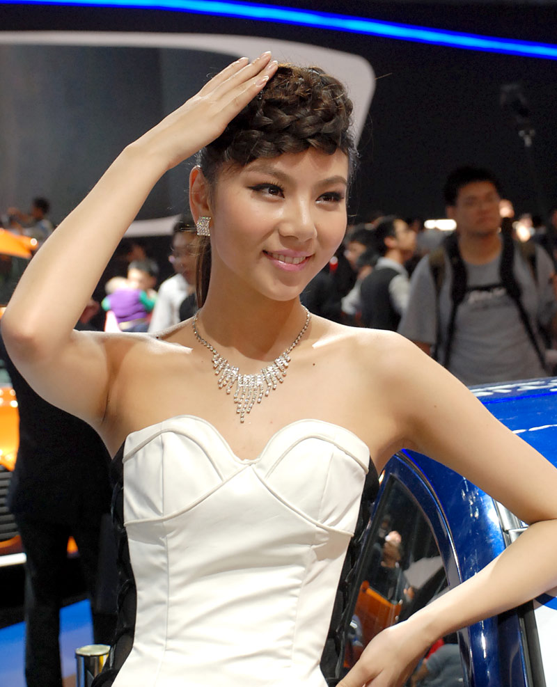 Sweet beauty at Int'l Motor Show in Guangzhou (8)