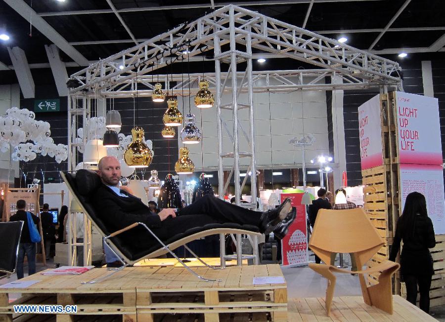 An exhibitor shows a lounge chair at the 8th Inno Design Tech Expo in south China's Hong Kong, Dec. 7, 2012. The three-day exposition kicked off Thursday at Hong Kong Convention and Exhibition Center, with more than 350 exhibitors from 11 countries and regions. (Xinhua/Zhao Yusi)