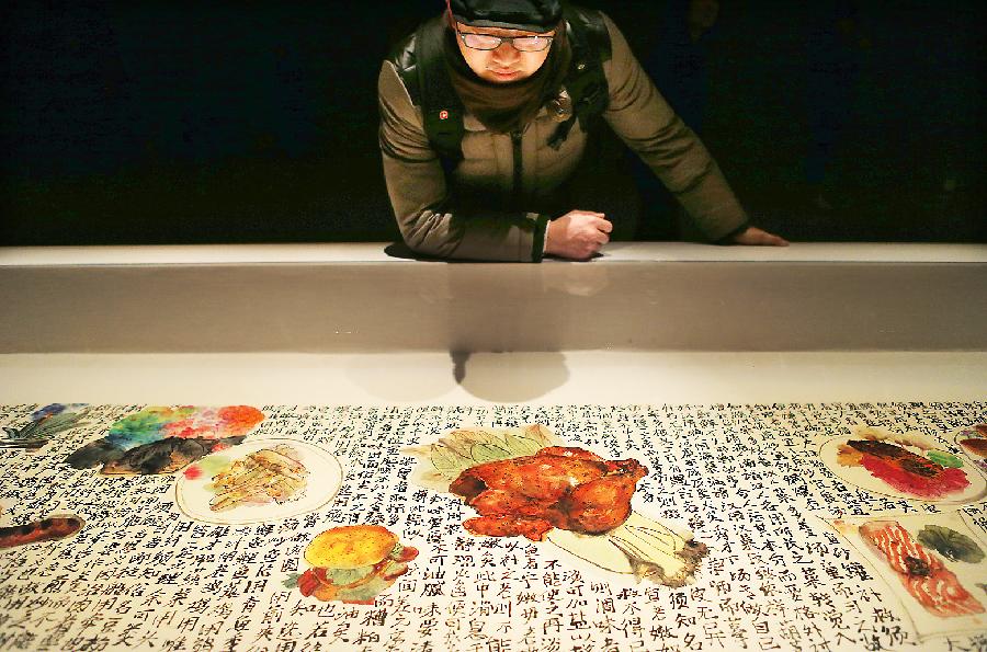 A visitor looks at a 23-meter scroll painting by Chinese ink and wash painter Li Jin at his solo exhibition "Li Jin·Today·Banquet" in Beijing, capital of China, Dec. 8, 2012. The exhibition will last till Jan. 30, 2013. (Xinhua/Wan Xiang) 