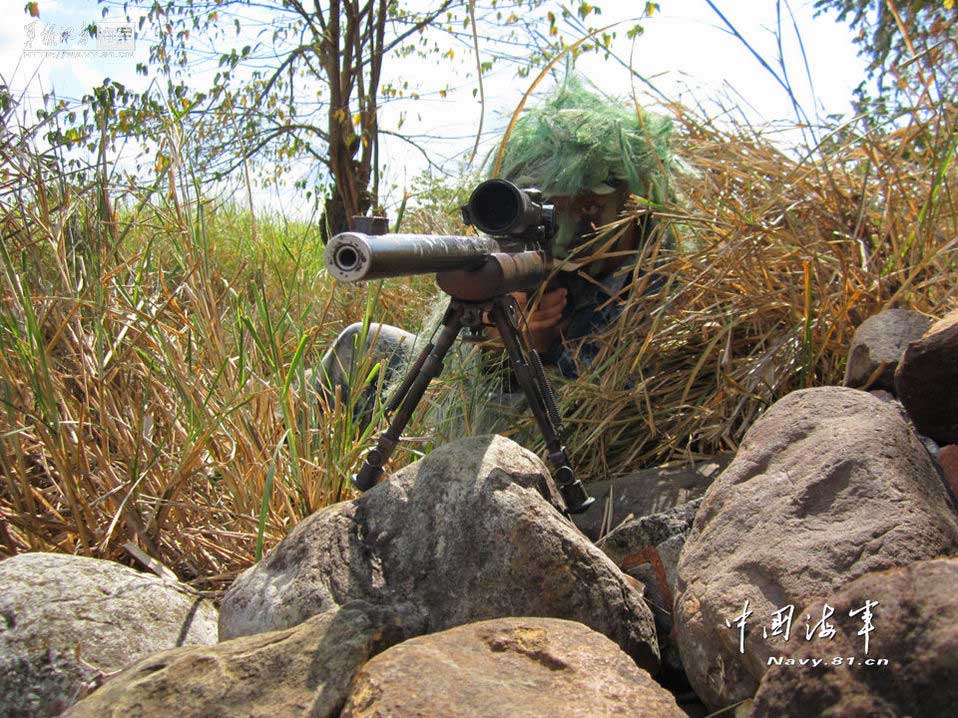 Two soldiers from the People's Liberation Army Navy take part in international sniper training. (Photo/navy.81.cn)