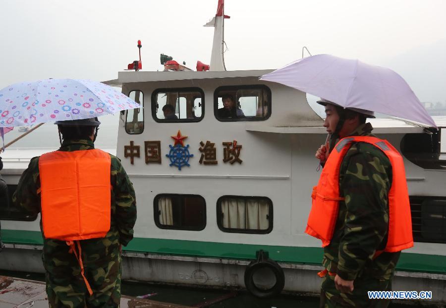 Rescuers search for the missing crew members after a boat capsized in waters near Pingshan Village of Pingkou Town, Anhua County, central China's Hunan Province, Dec. 10, 2012. One person has been confirmed dead and seven others are still missing after a flat-bottomed cargo boat capsized here early Sunday morning. (Xinhua/Guo Guoquan) 