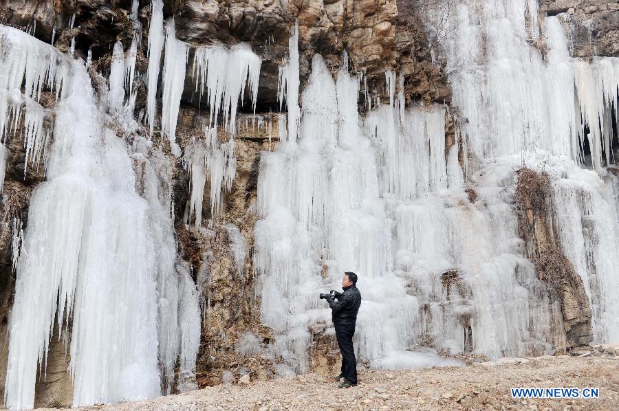Photo taken on Dec. 11, 2012 shows an icefall in the Taihang Mountains, north China's Hebei Province. (Xinhua/Zhu Zengguo) 