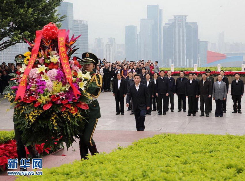 Photo released on Dec. 11, 2012 shows Xi Jinping, general secretary of the Communist Party of China (CPC) Central Committee and chairman of the CPC Central Military Commission (CMC), lays a wreath to the statue of late Chinese leader Deng Xiaoping in Lianhuashan Park in Shenzhen, south China's Guangdong Province. Xi made an inspection tour in Guangdong from Dec. 7 to Dec. 11. (Xinhua/Lan Hongguang)