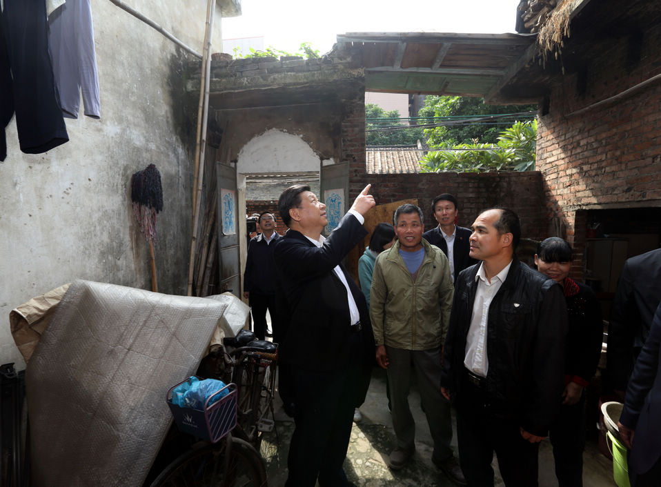 Photo released on Dec. 11, 2012 shows Xi Jinping (C), general secretary of the Communist Party of China (CPC) Central Committee and chairman of the CPC Central Military Commission (CMC), visits a villager's home in Huanglong Village in Shunde, south China's Guangdong Province. Xi made an inspection tour in Guangdong from Dec. 7 to Dec. 11. (Xinhua/Lan Hongguang)