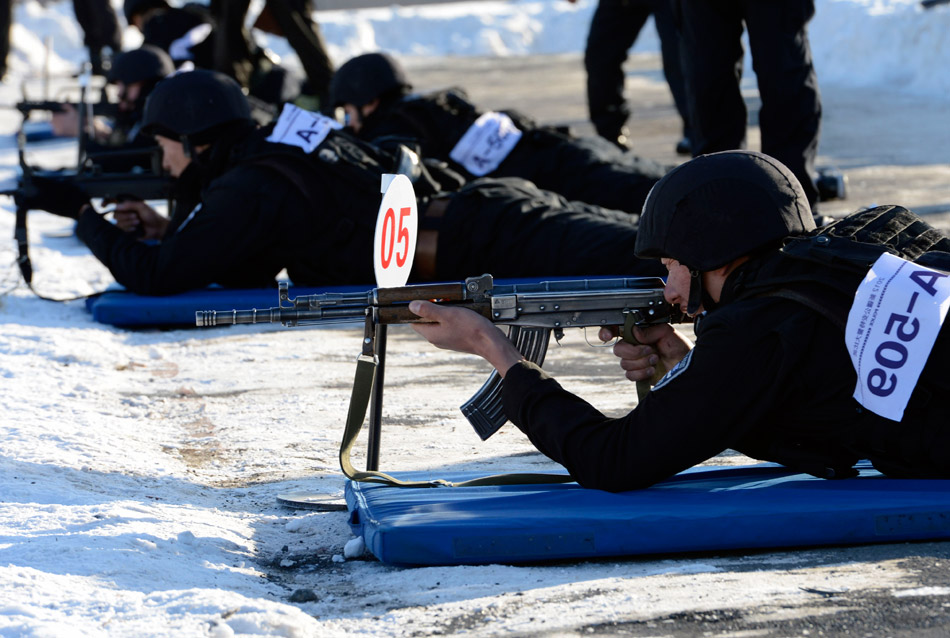Altogether 288 special police take part in a military skills competition in a training base in Xinjiang Uygur Autonomous Region, Dec. 10, 2012. The policemen are from Xinjiang's 15 subordinate prefectures and cities. (Photo/ Xinhua)