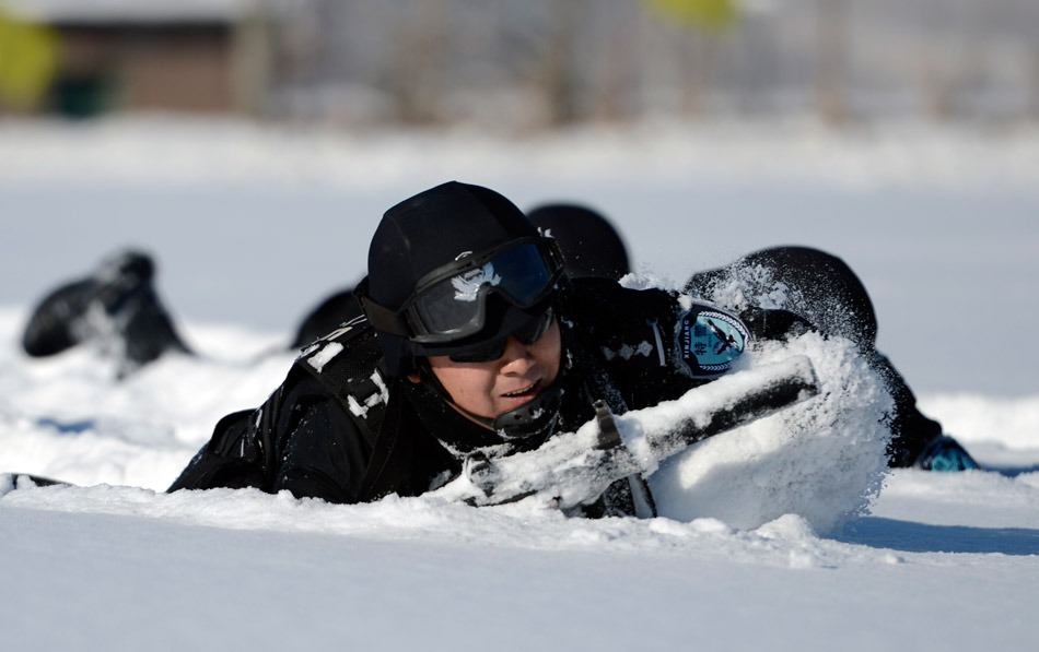 Altogether 288 special police take part in a military skills competition in a training base in Xinjiang Uygur Autonomous Region, Dec. 10, 2012. The policemen are from Xinjiang's 15 subordinate prefectures and cities. (Photo/ Xinhua)