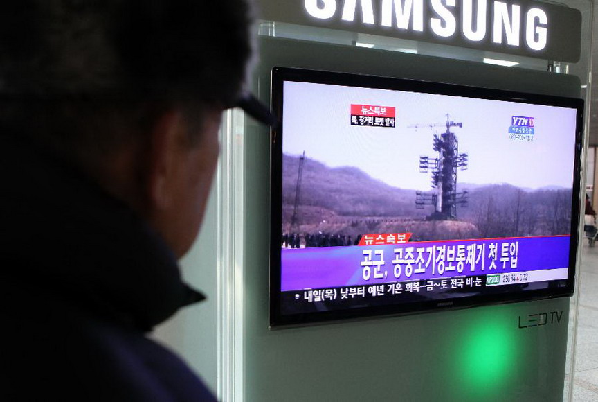 A man watches TV news reporting about a rocket launched by the Democratic People's Republic of Korea (DPRK) in Seoul, South Korea, Dec. 12, 2012. (Xinhua/Park Jin-hee)