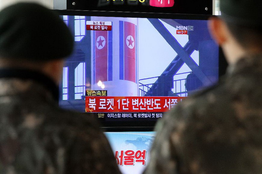 People watch TV news reporting about a rocket launched by the Democratic People's Republic of Korea (DPRK) in Seoul, South Korea, Dec. 12, 2012.  (Xinhua/Park Jin-hee)
