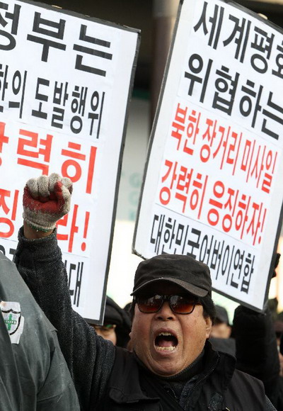 A member of a conservative civic group takes part in a demonstration against a rocket launch by the Democratic People's Republic of Korea (DPRK) in Seoul, South Korea, Dec. 12, 2012. (Xinhua/Park Jin-hee) 