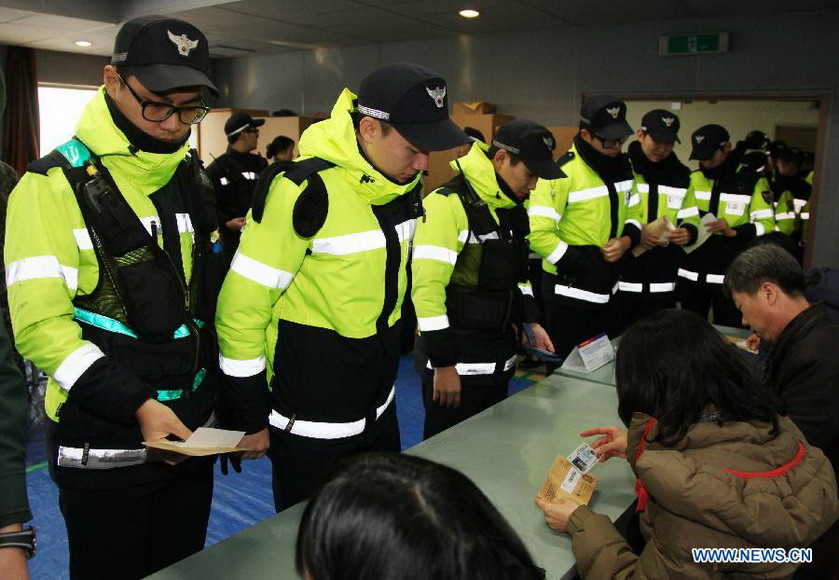 South Korean soldiers queue up to cast absentee ballots for the upcoming presidential election at a polling station in Seoul, South Korea, Dec. 13, 2012. The election will take place on Dec. 19. (Xinhua/Park Jin-hee) 