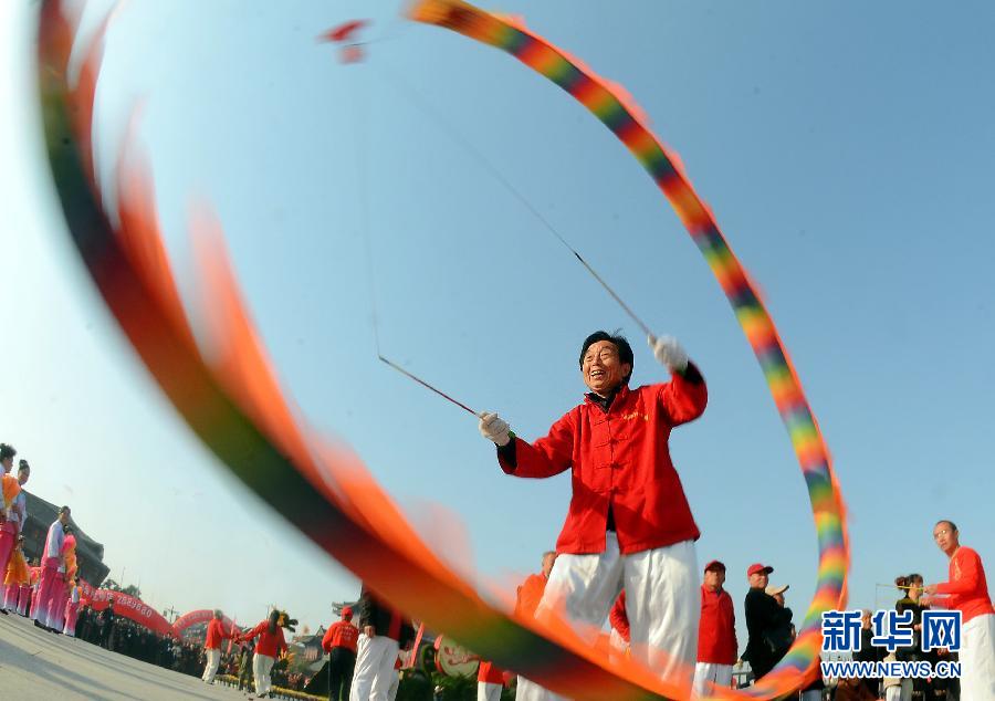 A man performs devil on two sticks in Longting Park in Kaifeng, Henan province. (Xinhua Photo)