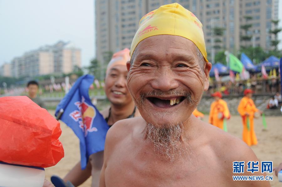 The old man in the photo is the oldest competitor of a long-distance swimming contest in River Min, Fujian province.(Xinhua Photo)