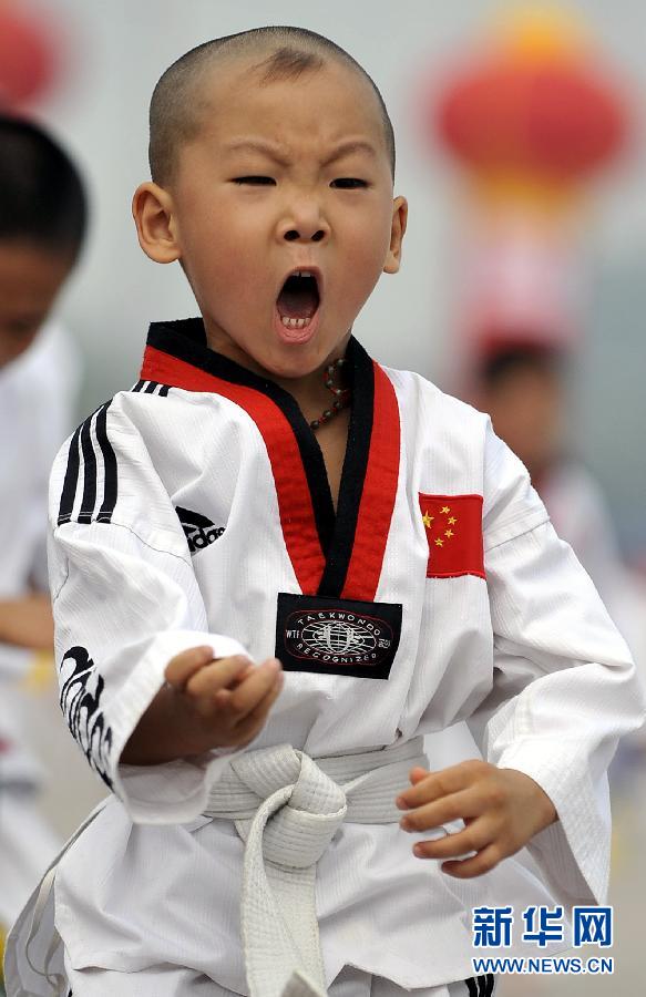 Photo shows a child from Jinan, Shandong province performing Taekwondo. (Xinhua Photo)