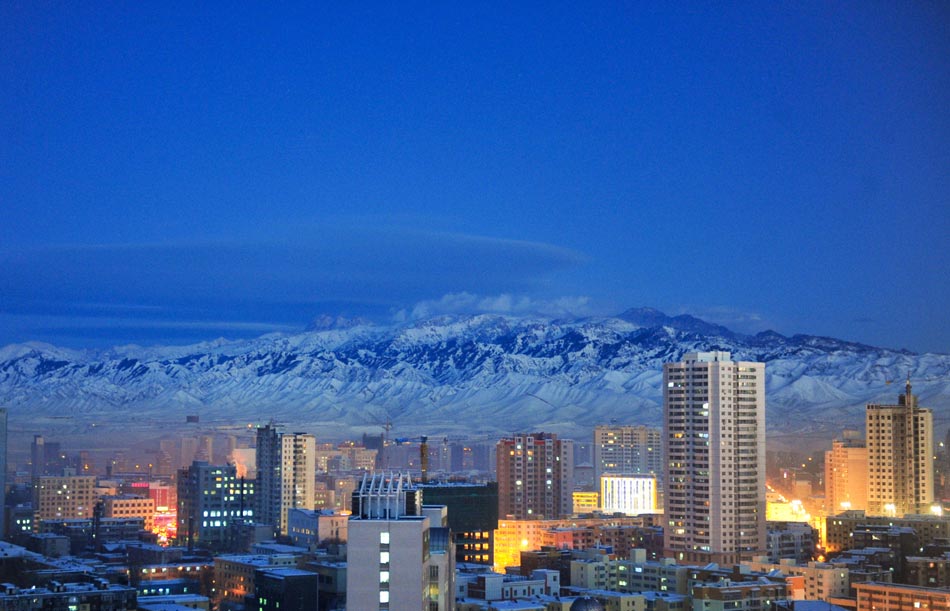 The photo taken on Dec. 5, 2012 shows the night scene of Urumqi, capital of northwest China's Xinjiang Uygur Autonomous Region. According to the local environmental protection agency, up to Dec. 10, Urumqi had 279 days of fairly good air quality in 2012, three days more than that in 2011. (Xinhua/Wang Fei) 