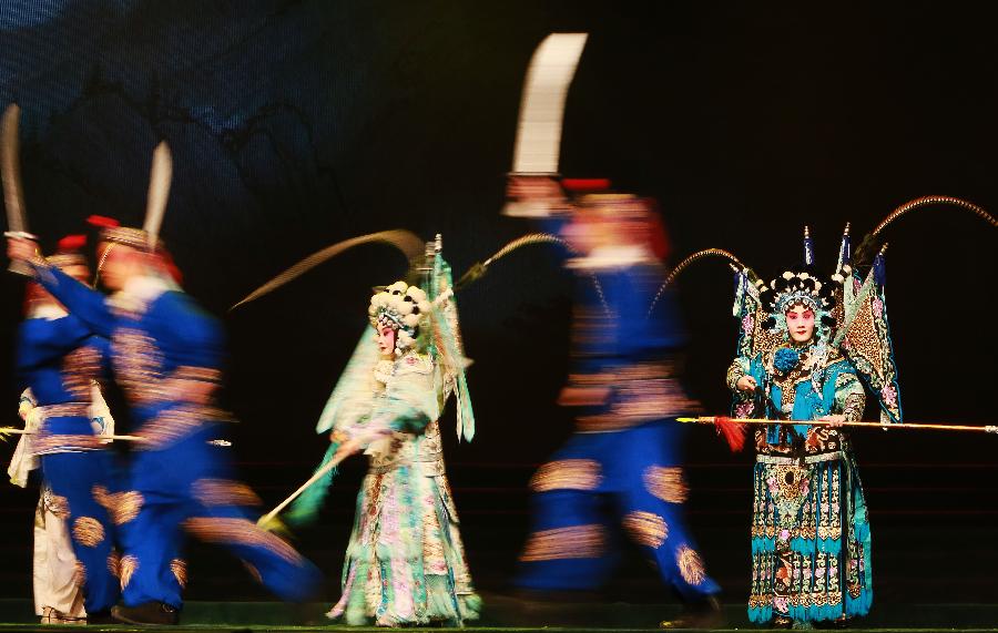 Students of the National Academy of Chinese Theatre Arts perform Peking opera during the "Youthful Vigor" art show in Tsinghua University in Beijing, capital of China, Dec. 14, 2012. (Xinhua/Wu Xiaoling) 
