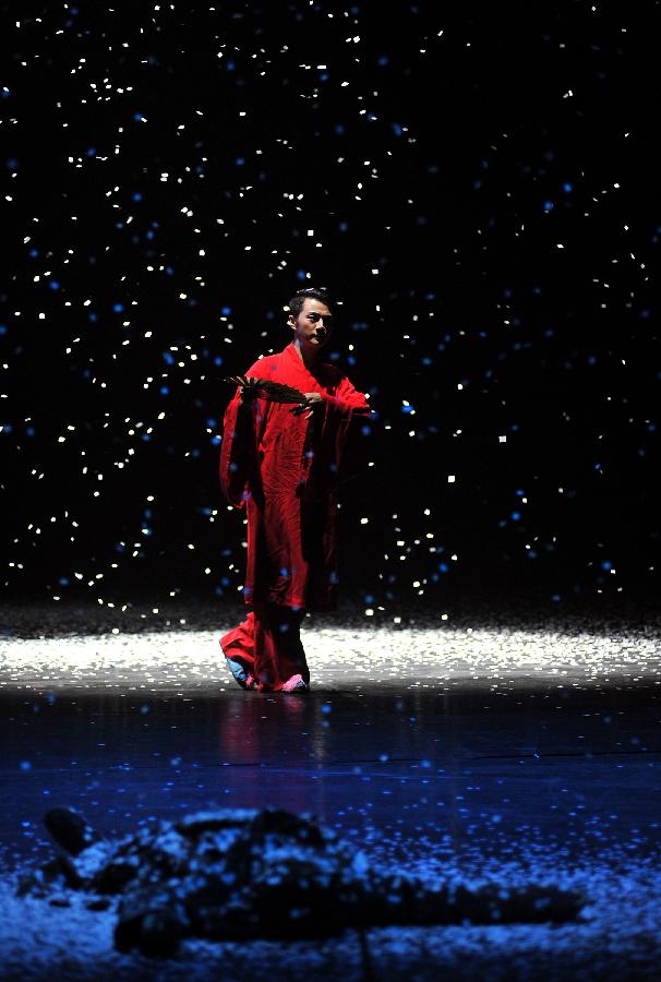 Actor Yu Shaoqun preforms during the rehearsal of the drama Return on a Snowy Night at National Center for the Performing Arts in Beijing, capital of China, Dec. 14, 2012.(Xinhua/Li Yan)