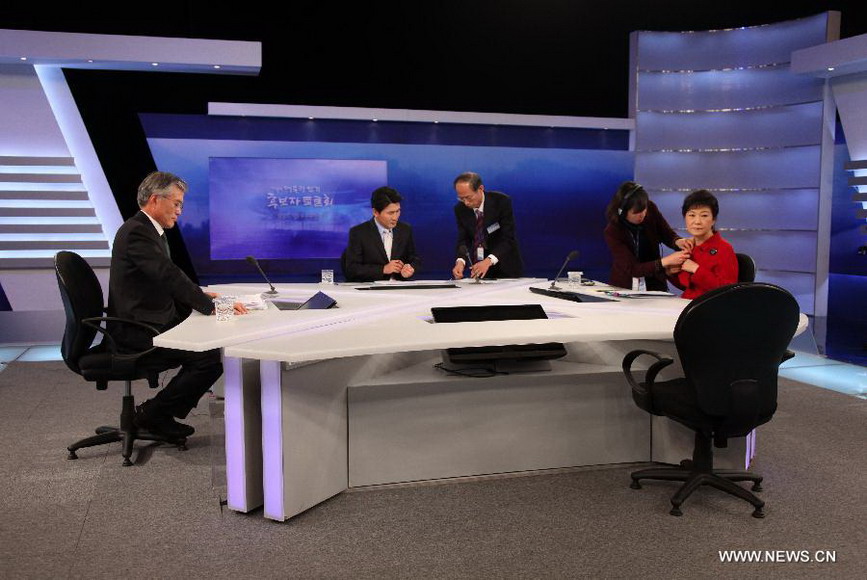 South Korea's presidential candidates Park Geun-hye (1st R) of the ruling Saenuri Party, and Moon Jae-in (1st L) of the Democratic United Party attends the third and final round of presidential television debate in Seoul, South Korea, Dec. 16, 2012. The presidential election will take place on Dec. 19. (Xinhua/Park Jin-hee) 