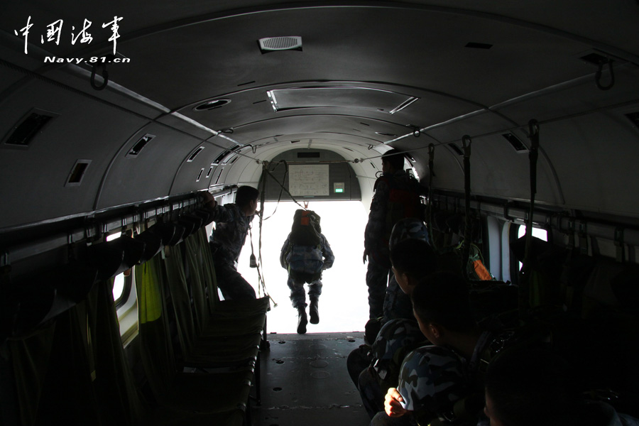 A Marine Corps brigade under the Navy of the People's Liberation Army (PLA) conducts helicopter armed parachute training in south China's Guangdong, in a bid to enhance troop's airborne combat capability. (navy.81.cn/Liao Zhiyong, Sun Haichao)