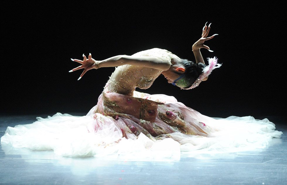 A stage photo of Yang Liping and her peacock dance. (Xinhua Photo by Luo Xiaoguang)