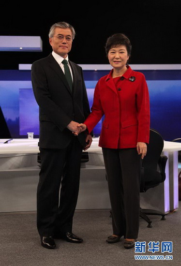 Moon Jae-in (L) and Park Geun-Hye shakes hands in presidential television debate in Seoul, South Korea on Dec 16, 2012. (Xinhua/Park Jin-hee)