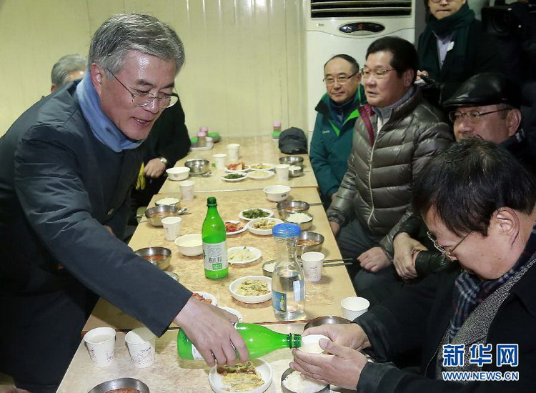 Moon Jae-in of the Democratic United Party attends an activity on Dec 18, 2012. (Xinhua/Park Jin-hee)