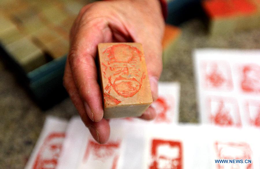 Photo taken on Dec. 4, 2012 shows a seal with the portrait of Austrian psychoanalyst Sigmund Freud made by Zhang Gengyuan, a portrait seal cutting master in Hangzhou, capital of east China's Zhejiang Province.(Xinhua/Zhang Chuanqi)