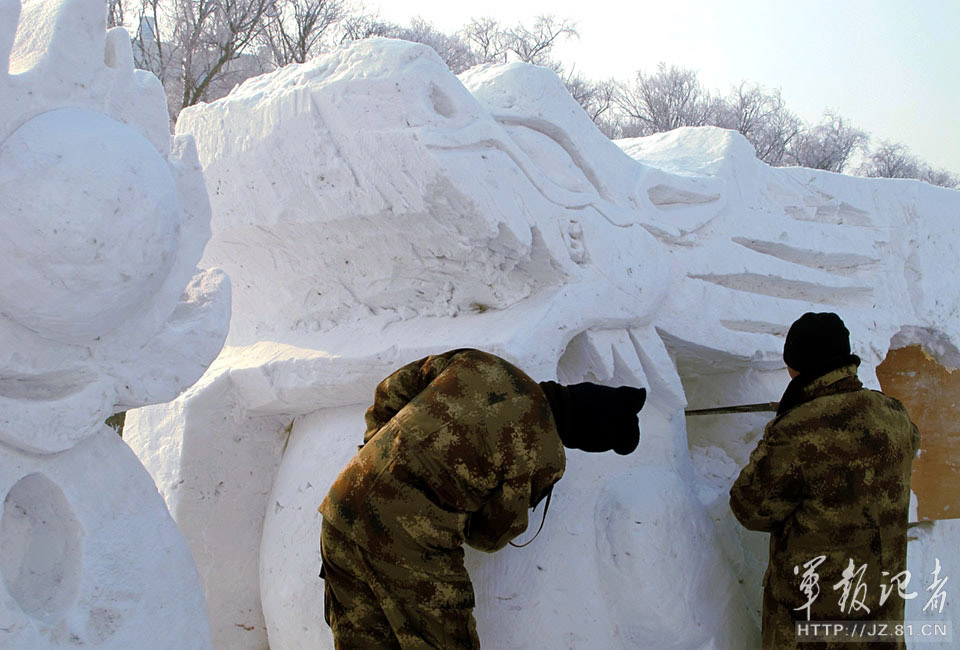 The officers and men of a regiment of the Shenyang Military Area Command (MAC) of the Chinese People's Liberation Army (PLA) carefully craft a snow Dragon wall.(China Military Online/Zhang Baojia, Tian Yabing)