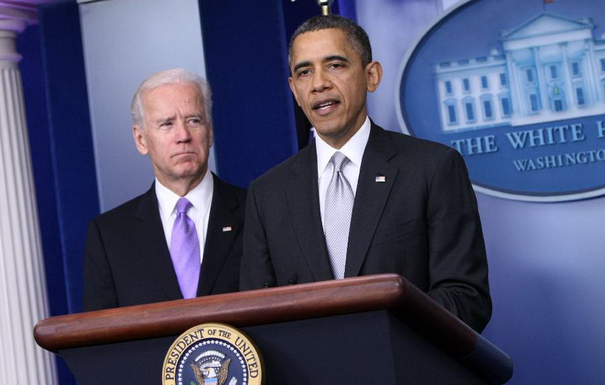U.S. President Barack Obama (R), with Vice President Joe Biden at his side, speaks to the media at the White House briefing room in Washington D.C. on Dec. 19, 2012.(Xinhua/Fang Zhe) 