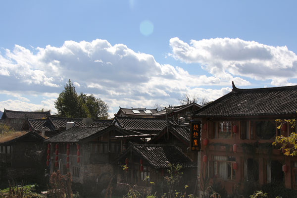 These two-story wooden houses are typical of the architecture found in Shuhe Ancient Town.(CRI Photo) 