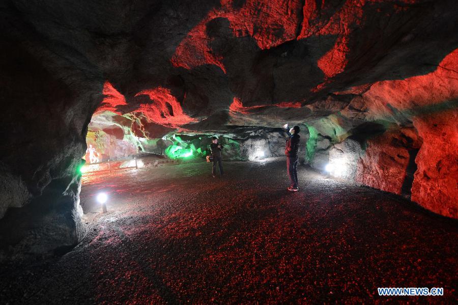 Photo shows the interior scene at the Xianren Cave in Dayuan Township of Wannian County, east China's Jiangxi Province. Xianren Cave is the location for historically important finds of prehistoric pottery sherds and rice remains. (Xinhua/Zhou Ke) 