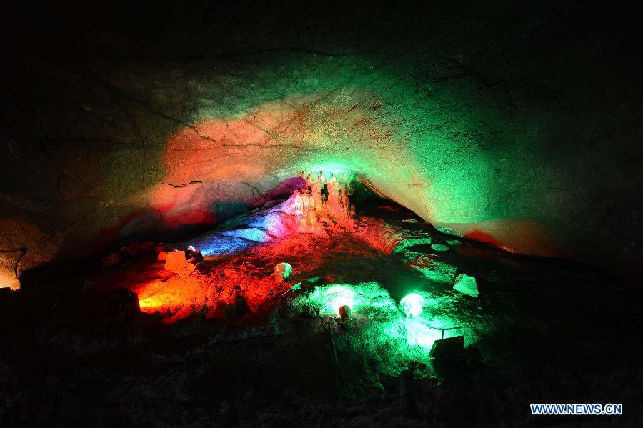 Photo shows the interior scene at the Xianren Cave in Dayuan Township of Wannian County, east China's Jiangxi Province. Xianren Cave is the location for historically important finds of prehistoric pottery sherds and rice remains. (Xinhua/Zhou Ke) 