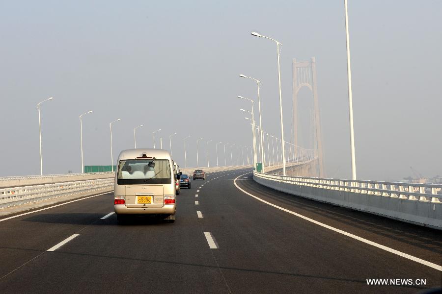 Vehicles run on the No.4 Nanjing Yangtze River Bridge in Nanjing, capital of east China's Jiangsu Province, Dec. 24, 2012. The bridge was opened to traffic on Monday. The 28.966-kilometer-long suspension bridge supported by two towers and three spans, has a 1,418-meter-long main span, the longest among the same kind bridges in China and the third longest in the world. (Xinhua/Sun can)  