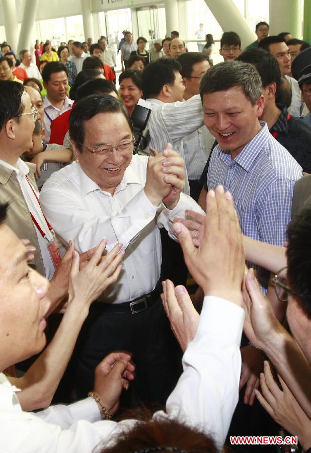 File photo taken on June 10, 2012 shows Yu Zhengsheng (C) communicates with local citizens at the opening ceremony of the 1st Shanghai Citizen's Games in east China's Shanghai Municipality. (Xinhua/Pei Xin) 