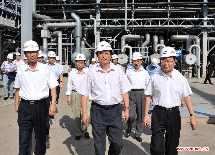 File photo taken on Sept. 2, 2008 shows Zhang Dejiang (C, front) investigates the production and management work of Sinopec Yanshan Company. (Xinhua/Liu Jiansheng) 