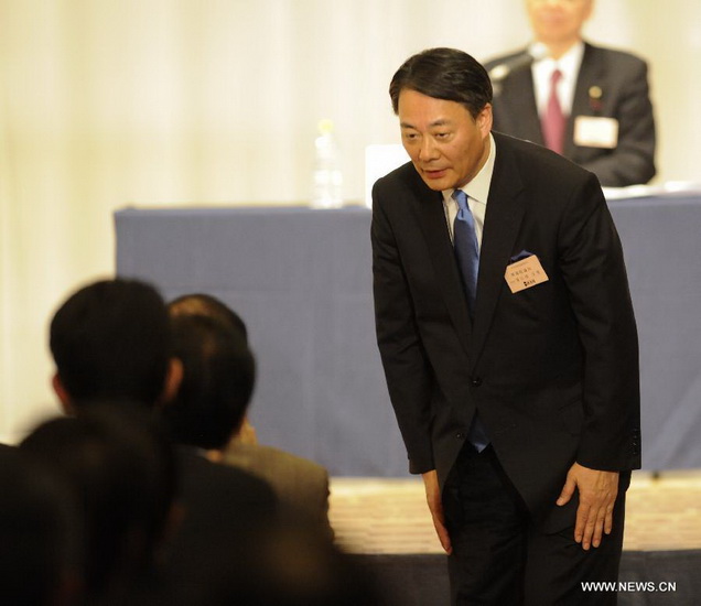 Banri Kaieda, new leader of the Democratic Party of Japan (DPJ) and former trade minister, salutes to delegates after the the leadership election of DPJ in Tokyo, Dec. 25, 2012. Banri Kaieda on Tuesday became the new leader of the DPJ. (Xinhua/Kenichiro Seki)  