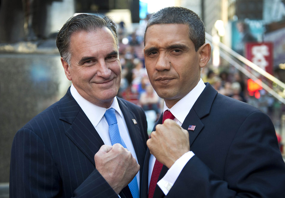 On September 11, copycats of U.S. president Obama and presidential candidate Romney take a photo on Times Square, the United States. (Xinhua/ AFP)
