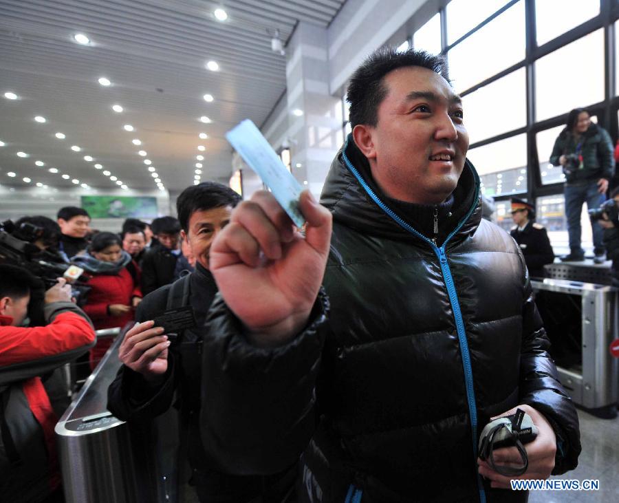 Passengers enter the Beijing West Railway Station to board bullet train G801, which is to leave for Guangzhou, capital of south China's Guangdong Province, from Beijing, capital of China, Dec. 26, 2012. (Xinhua/Li Wen) 