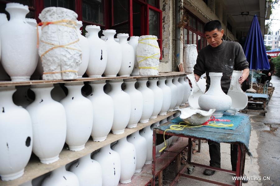 Craftsman Pan Huiming works on plaster vase moulds in Fuzhou, capital of southeast China's Fujian Province, Dec. 27, 2012. (Xinhua/Lin Shanchuan)