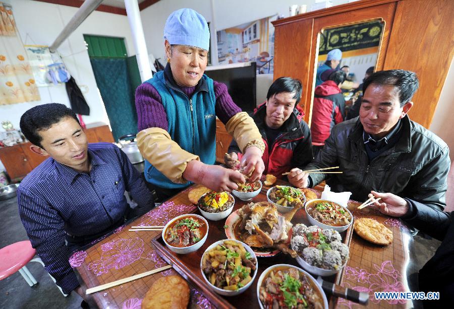 Su Lanhua, a woman of the Hui ethnic group, prepares halal food in Xinglong Town of Xiji County, northwest China's Ningxia Hui Autonomous Region, Dec. 27, 2012. (Xinhua/Peng Zhaozhi)  