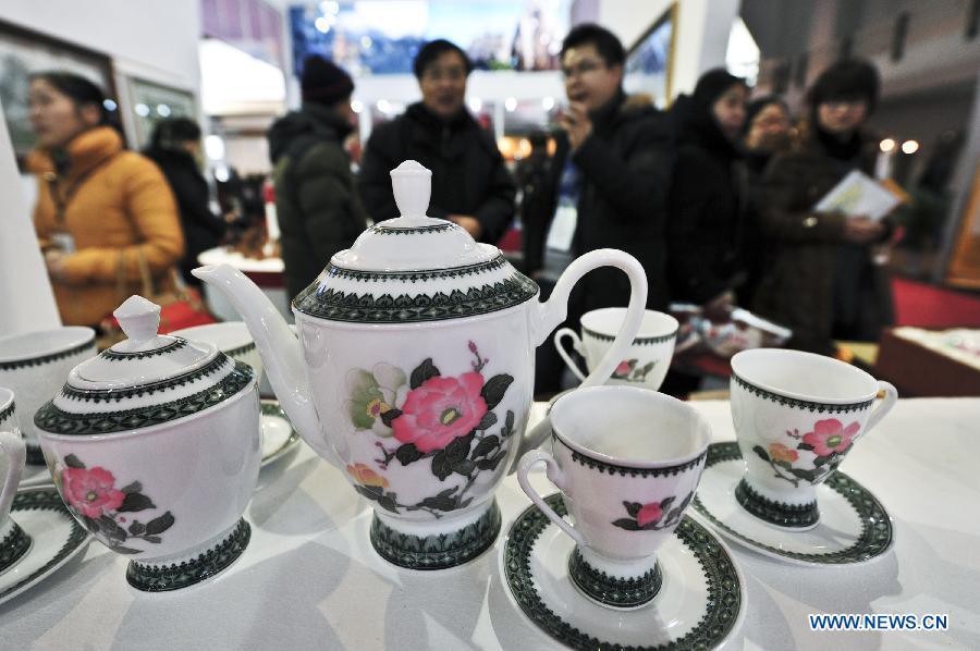 A teaset is seen at the 2012 Beijing Tourism Product Expo in Beijing, capital of China, Dec. 28, 2012. The four-day expo was opened Friday at the China International Exhibition Center in Beijing. Tourism souvenirs, craftworks, business gifts, outdoor gears and cultural and creative products from about 1,000 exhibitors were demonstrated at the event. (Xinhua/Wang Jingsheng)