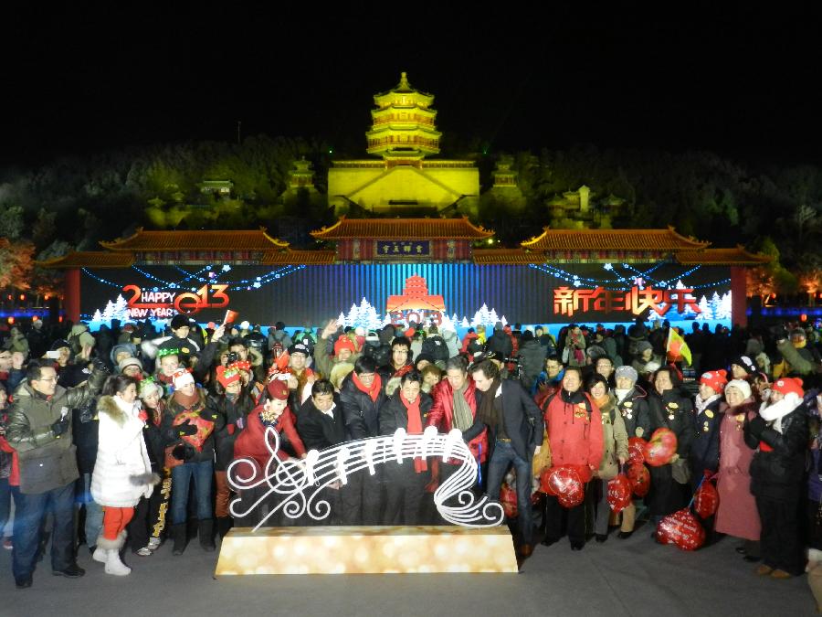 Tourists from home and abroad celebrate the upcoming new year at the Summer Palace in Beijing, capital of China, Dec. 31, 2012. Thousands of tourists from home and abroad witnessed the New Year countdown here on Monday night to welcome the new year. (Xinhua/Wang Zhen) 