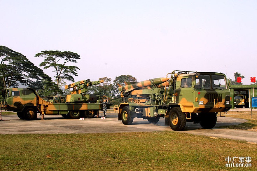 A ground-to-air missile brigade of the Air Force practices a new creative military training pattern by conducting an emergency drill under IT-based conditions. In the practice field, three vehicles loaded with Red Flag-12 surface-to-air missile fast arrived the launch pad. The total process took only five minutes. The informatization of the military drill improved troop’s combat capability.(Mil.cnr.cn/Sun Li, Deng Xiguang and Xu Xiaoyu)