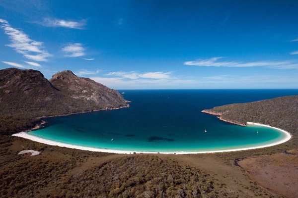 Wineglass bay in Freycinet National Park on the east coast of Tasmania, Australia. Wineglass Bay is voted by several travel authorities as one of the world's top ten beaches. Famous features of the park include its red and pink granite formations and a series of jagged granite peaks in a line, called "The Hazards". (Photo/Xinhua)